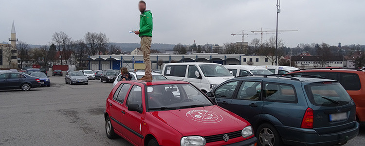 Mann auf Autodach